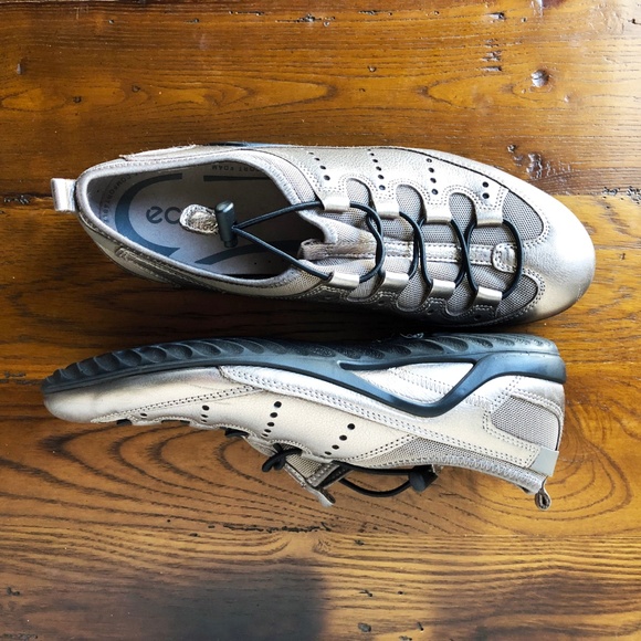 ecco vibration toggle sneaker